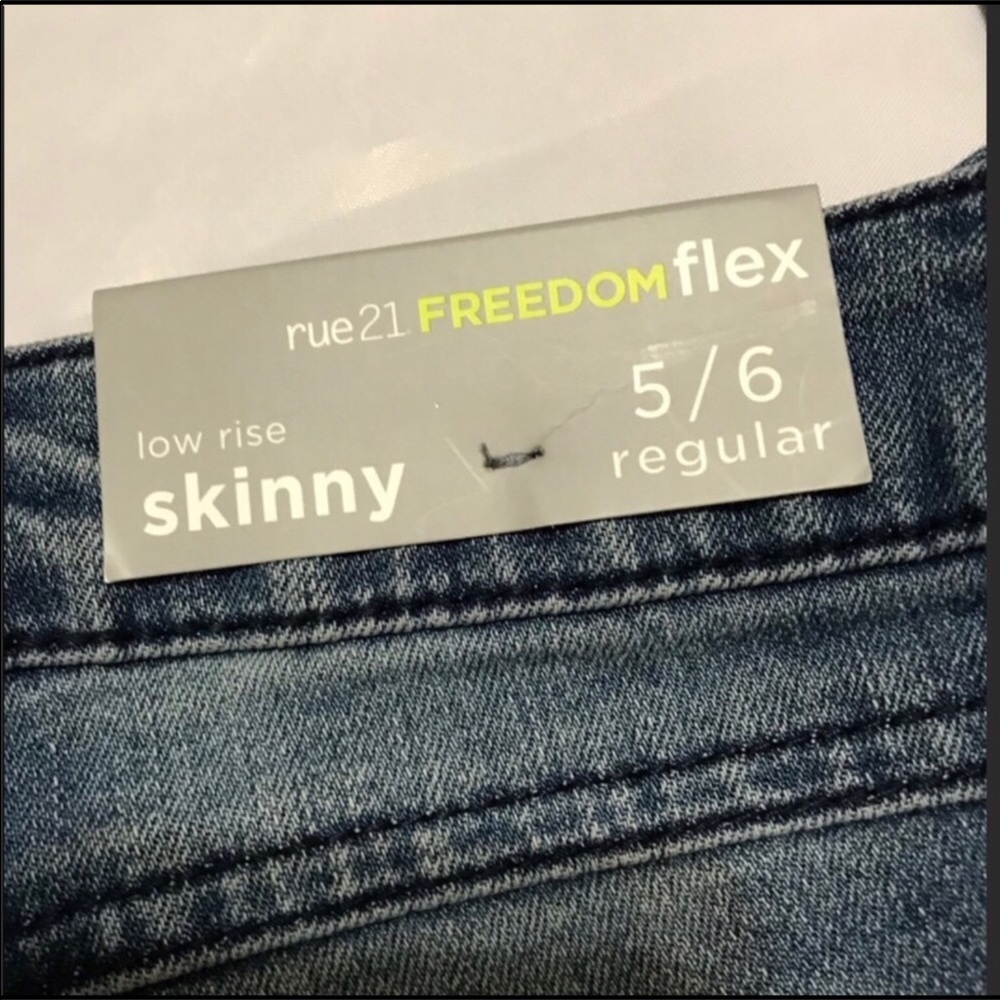 Rue 21 Low-Rise Skinny  Freedom Flex Blue Jeans NWT - Picture 2 of 8